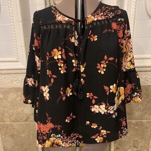 G Kollection. Sz XL. Tie Neck. Ruffled Sleeve. Lace Inserts Pullover Top. B56